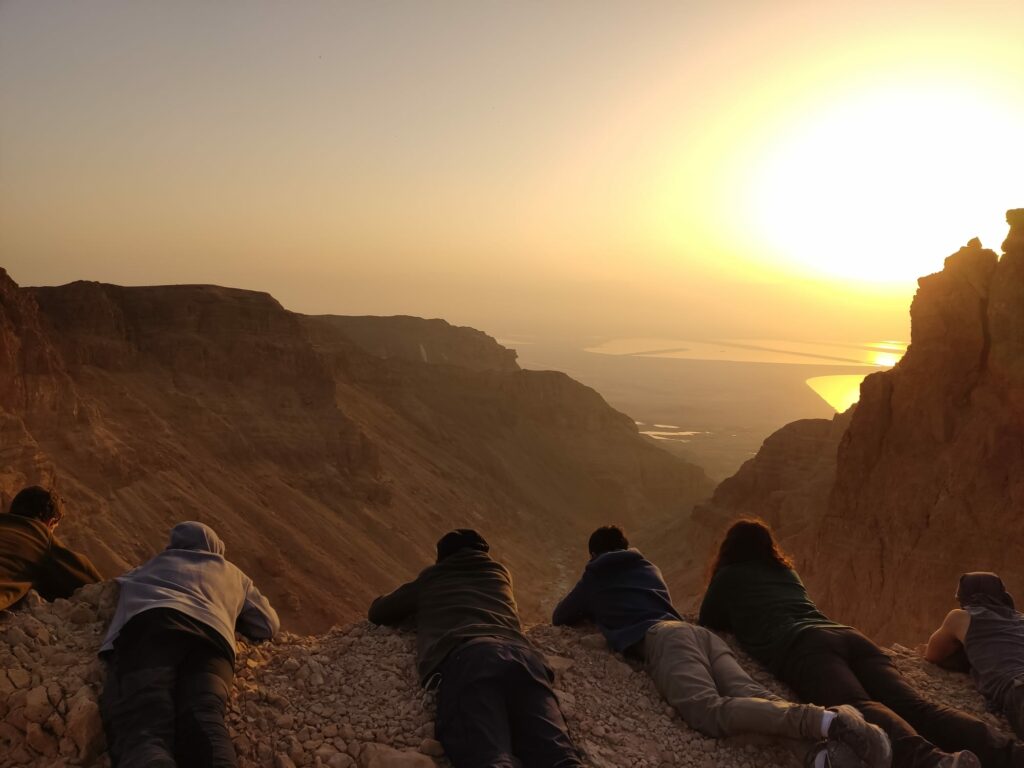 חוג נוער צופה בזריחה במדבר יהודה 