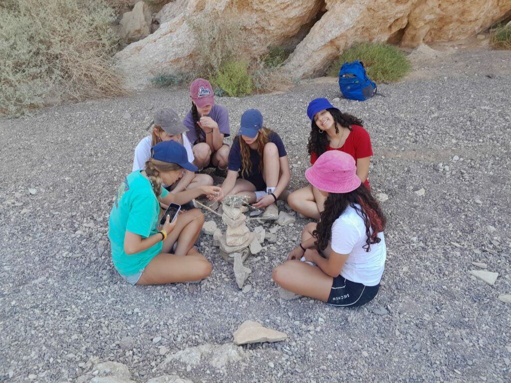 בנות במחנה קיץ באילת 
