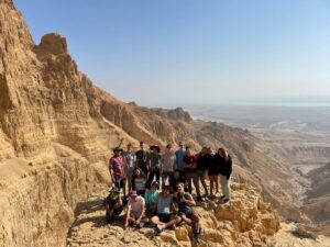 חניכי חוג נוער במצוקי מדבר יהודה