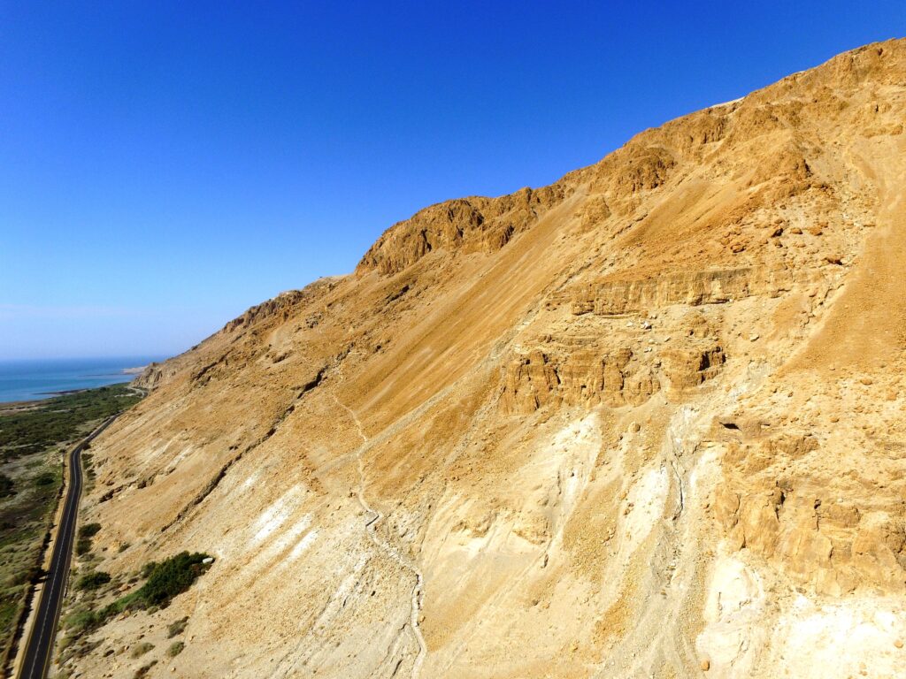 מצוק העתקים מלמעלה 