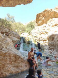 מטיילים נרטבים בעין בוקק