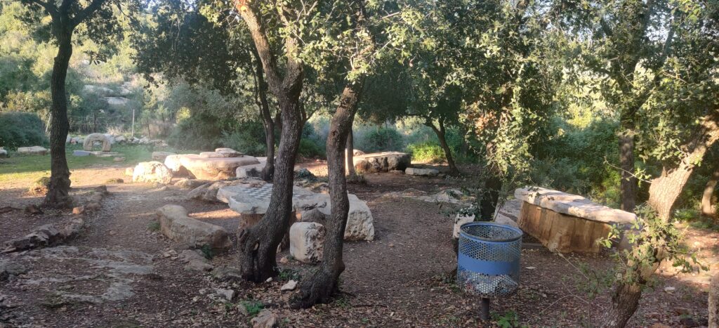 גן ירון, זכרון יעקוב, שולחנות אבן, דמקה בטבע 