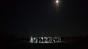 מטיילים בסיור עששיות בלילה בגולן