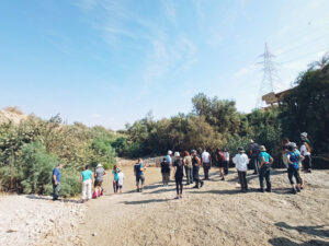 מטיילים בבקעת הירדן ליד מקור מים