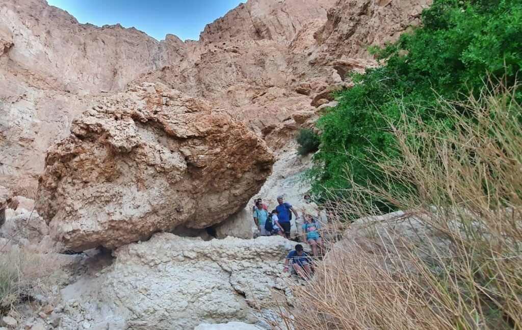 מטיילים מטפסים בנחל סלבדורה 