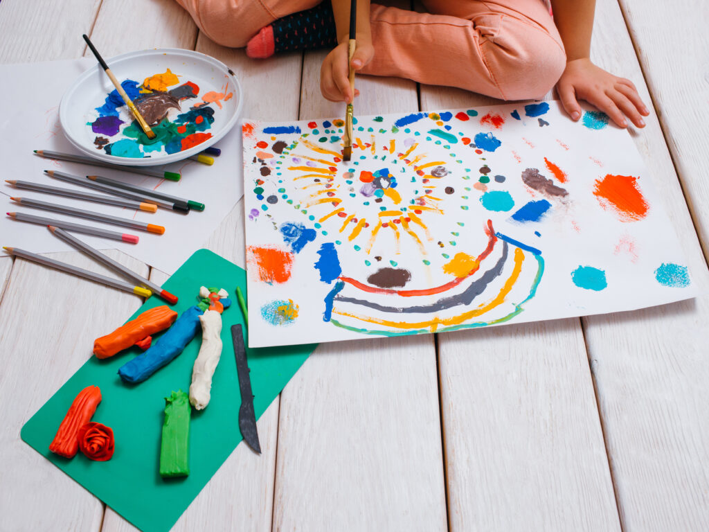 ילדה מציירת על הרצפה 