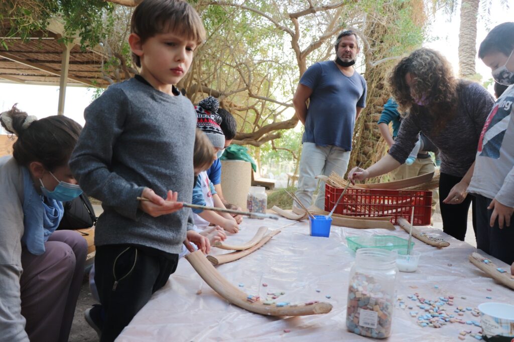 הכנת חנוכיות מענפי תמר בעין גדי 