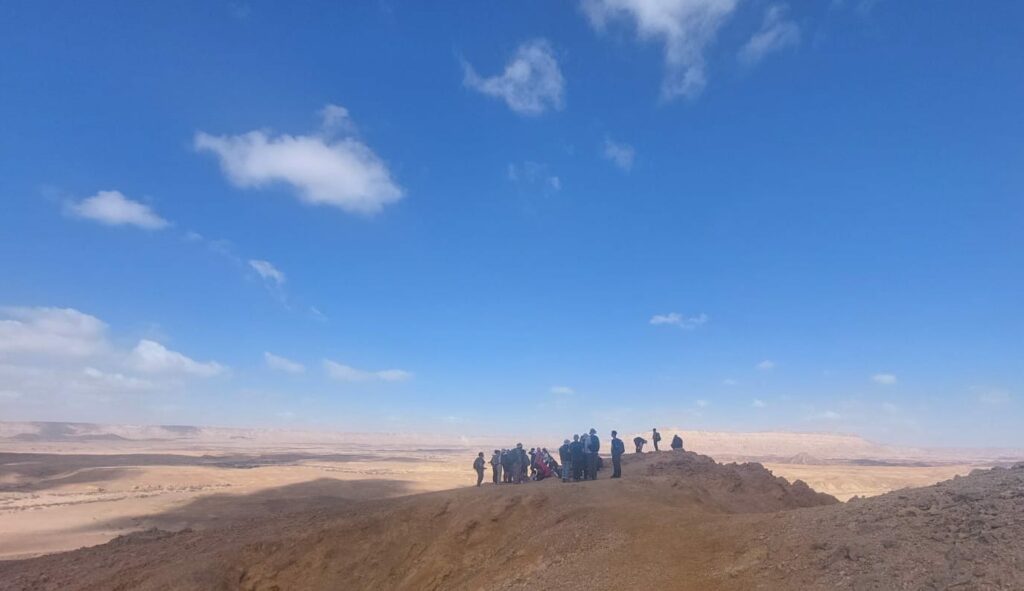 טיול של בני נוער מפונים בנגב