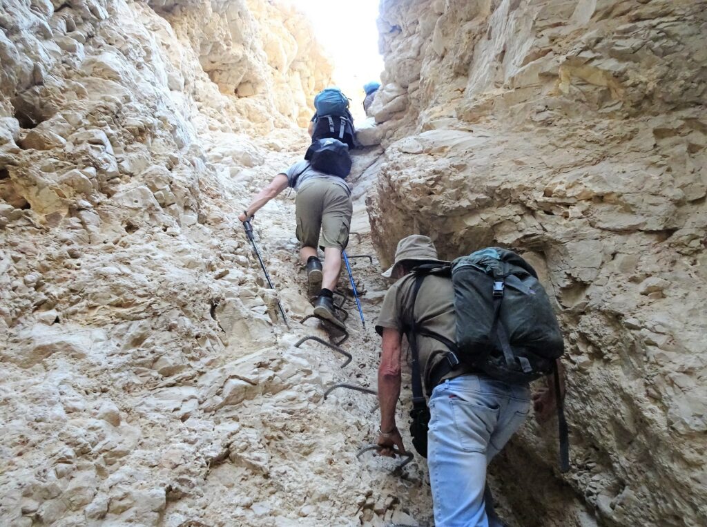 מטיילים מטפסים בנחל משמר 