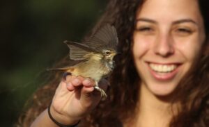 נערה מחזיקה כחול חזה בפארק הצפרות באילת