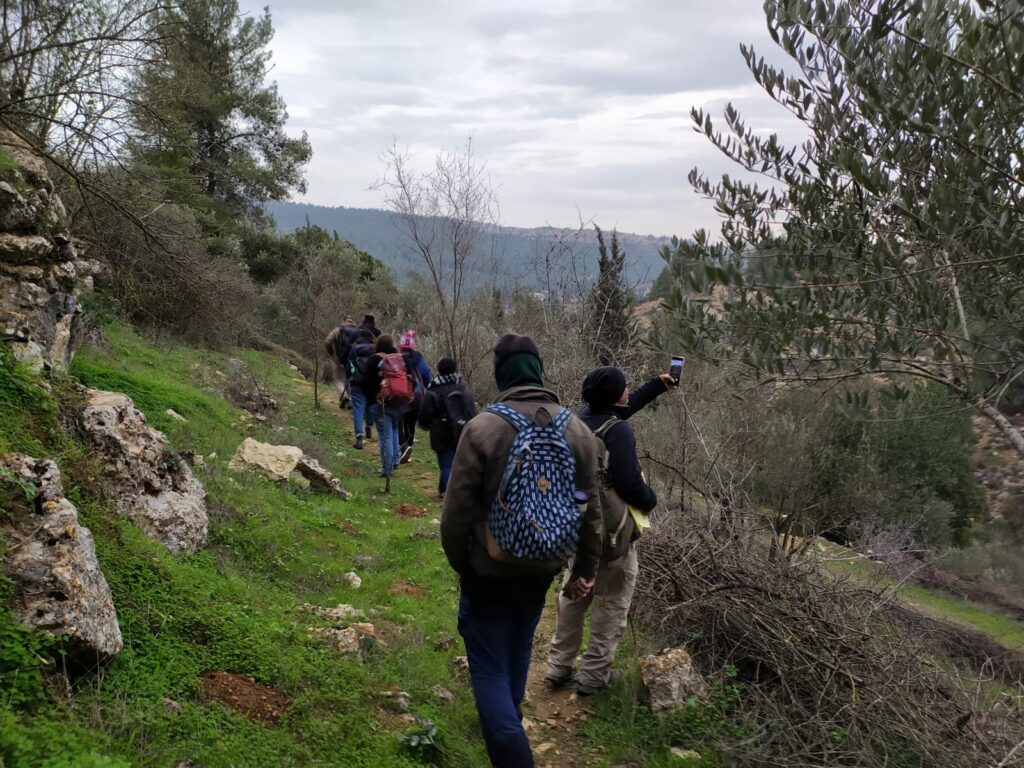 מטיילים בשביל עין כרם 