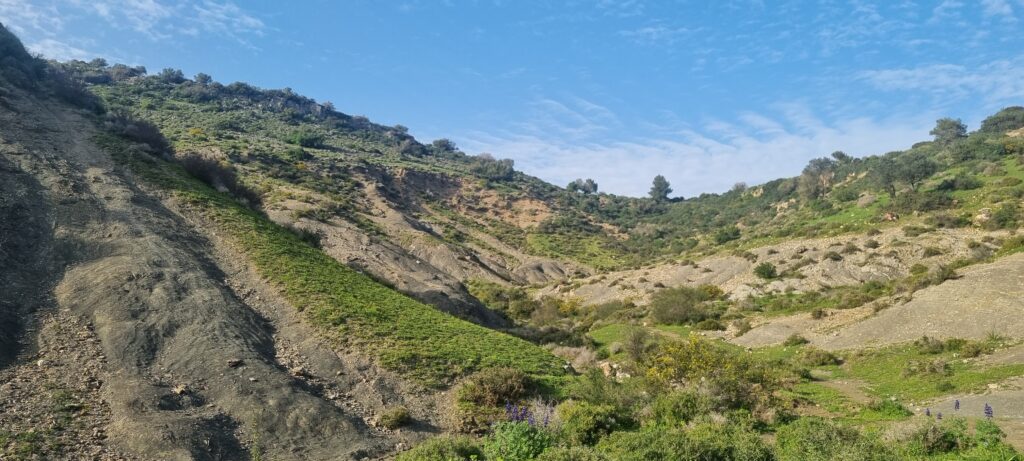 בקעה געשית- מדרונות טוף. 