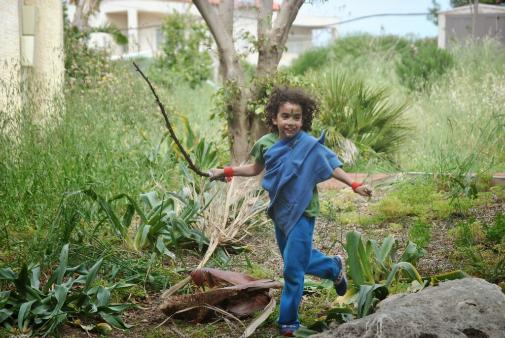 ילד במשחק בטבע 
