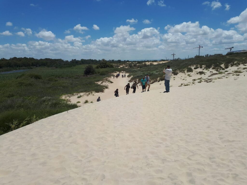 מטיילים בנחל שורק והדיונה לפני השפך, 