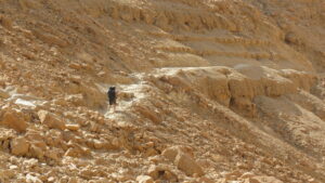 מטייל בודד על שביל במעלה האיסיים