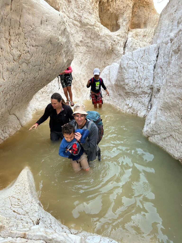משפחה במסלול רטוב בנחל מסור שבערבה 