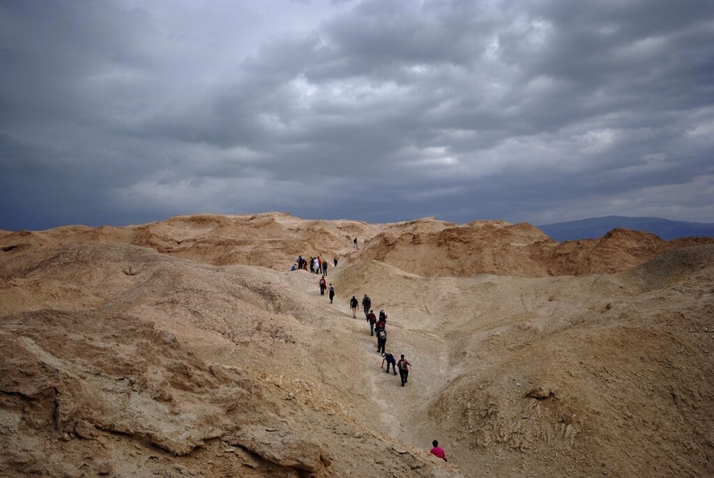 מטיילים בערוץ הדגים בהר סדום 