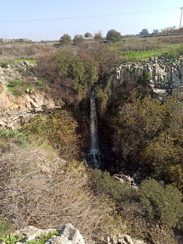 זרימה במפל עיט בצילום מלמעלה 