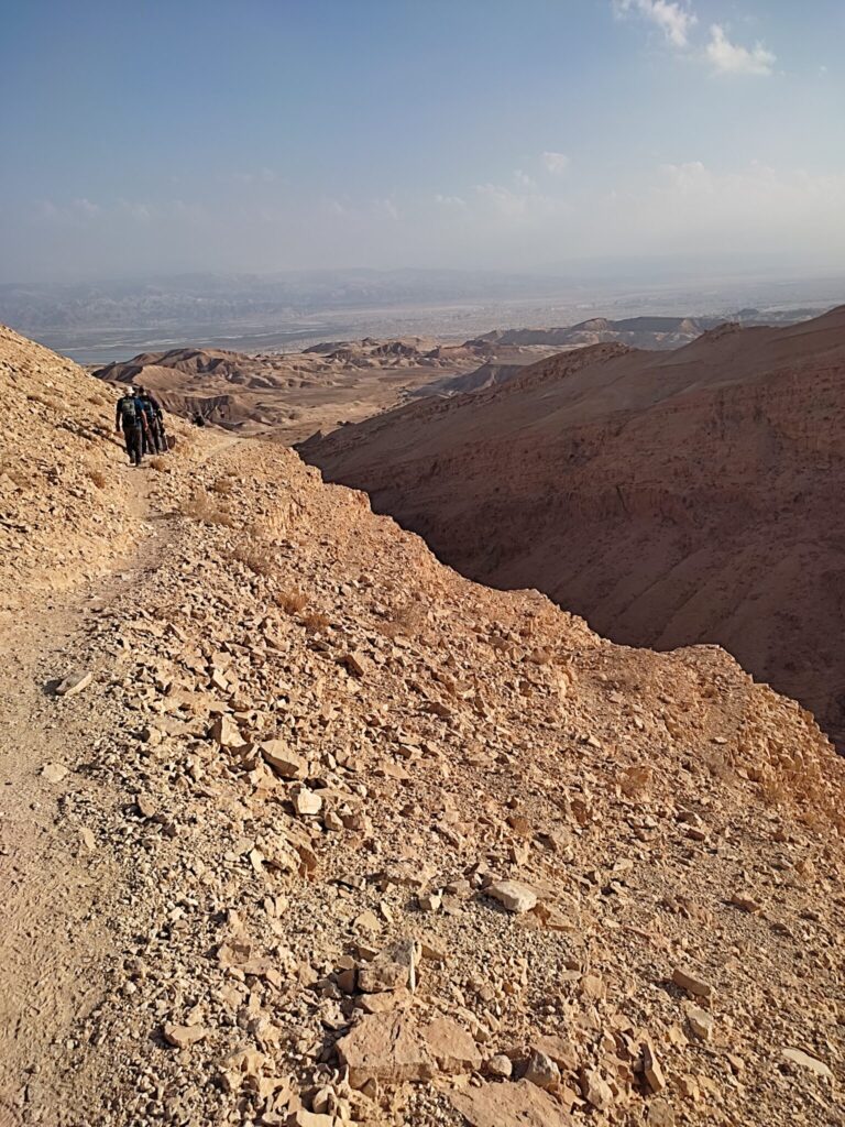 מטיילים בנחל פרס עליון 