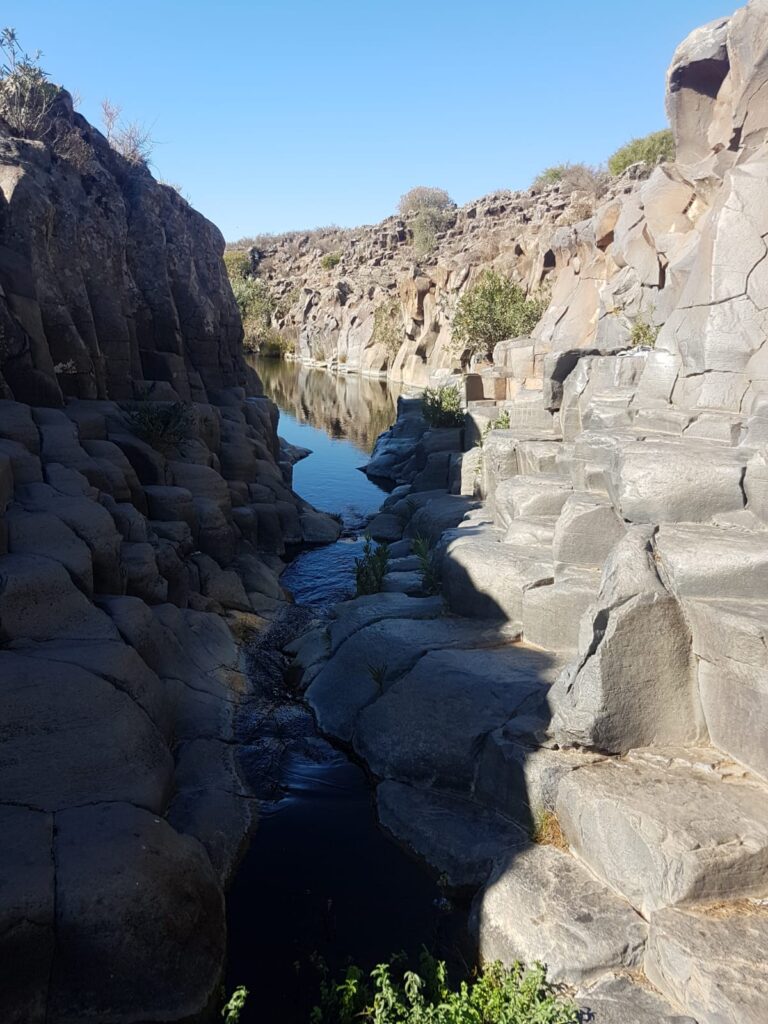 נחל זויתן עליון מלא במים ועם קירות הזלת מסביבו 