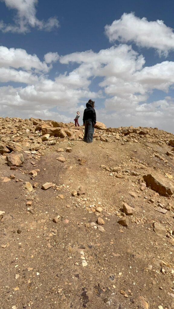 ילדות בגן לאומי צבעי רמון 