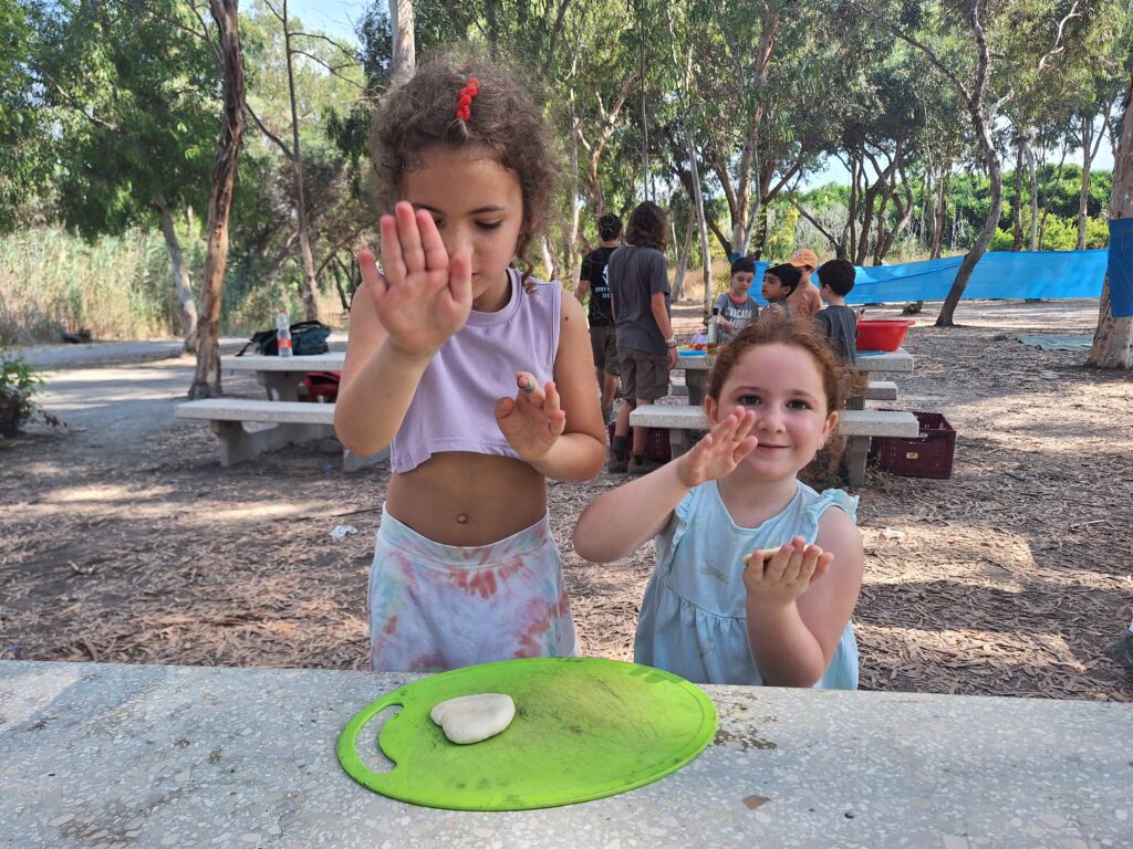 ילדות מכינות בצק בקייטנה בבית ספר שדה חוף כרמל 