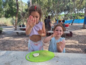 ילדות מכינות בצק בקייטנה בבית ספר שדה חוף כרמל