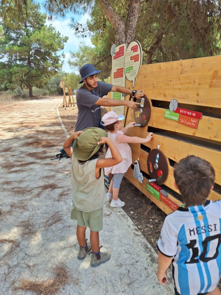 ילדים בפעילות משחק בקייטנת קיץ בבית ספר שדה חוף כרמל 