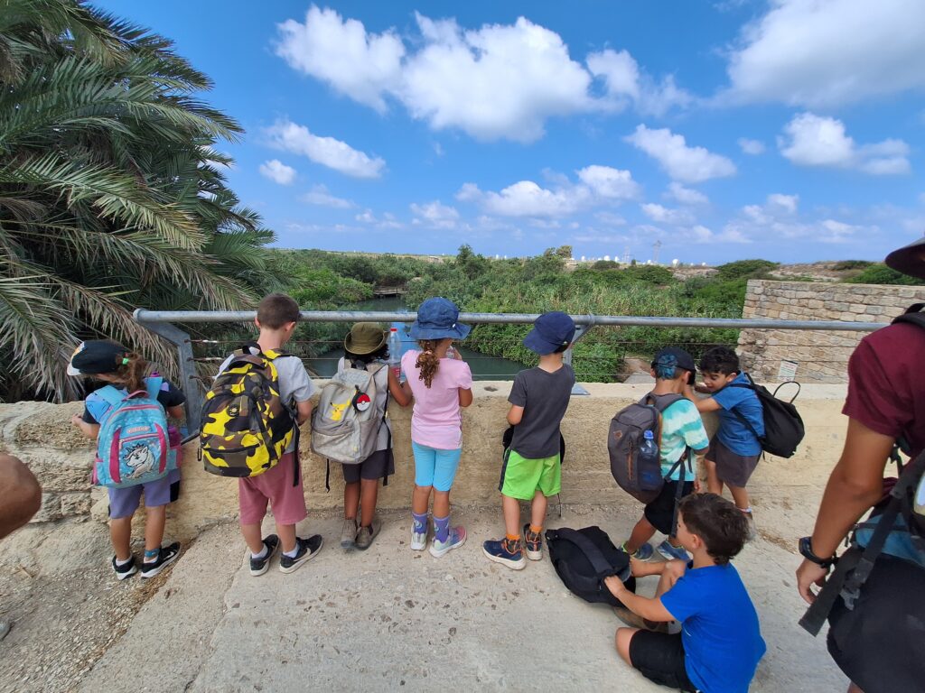 ילדים בטיול בקייטנת קיץ של בית ספר שדה חוף כרמל 