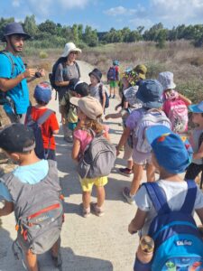 ילדים בטיול במסגרת קייטנת קיץ של בית ספר שדה חוף כרמל
