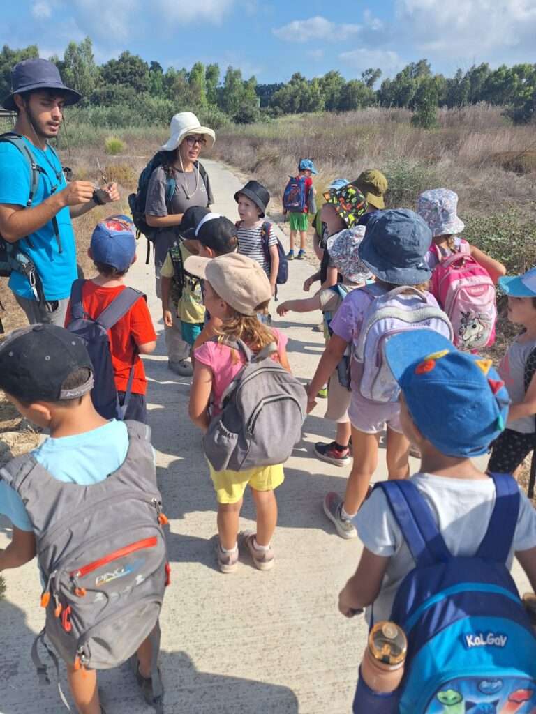 ילדים בטיול במסגרת קייטנת קיץ של בית ספר שדה חוף כרמל 