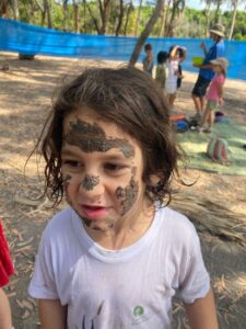 ילדה בפעילות בטבע בקייטנה בבית ספר שדה חוף כרמל