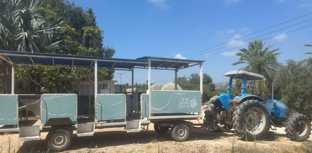 עגלה של טרקטור להסעת מטיילים במעגן מיכאל 