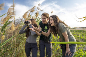 מטיילים מחפשים ציפורים בפארק הצפרות