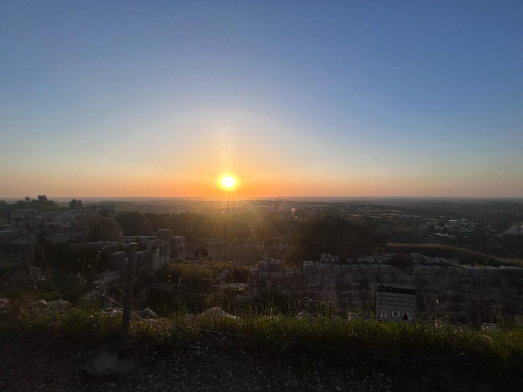 שקיעה בדיר קלעה שבמערב השומרון 