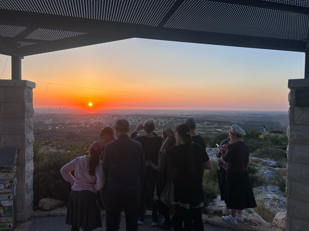 מטיילים בתצפית המרפסת של המדינה במערב השומרון בעת שקיעה
