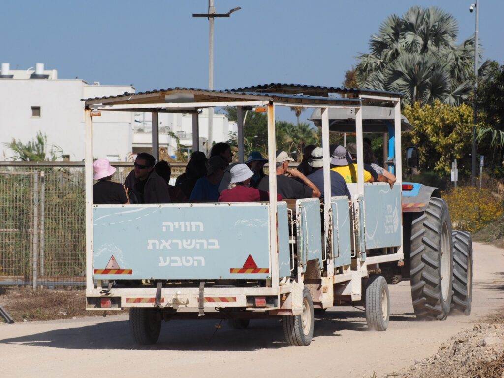 מטיילים בסיור בפארק הצפרות מעגן מיכאל בטרקטור 
