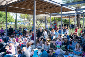 קהל בהופעה של אגדה חיה בפארק הצפרות במעגן מיכאל