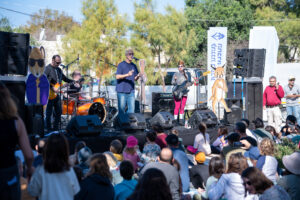 הופעה אגדה חיה בפארק הצפרות מעגן מיכאל קהל ושחר אבן צור על הבמה