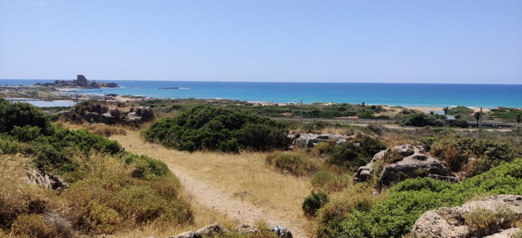 שביל חרבת כרתא עם נוף לים 