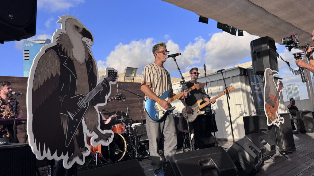 הופעת השקה לשירת הזמיר על גג בניין החברה להגנת הטבע 