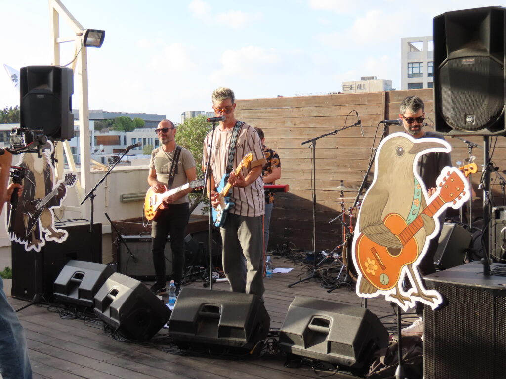 הופעת השקה של אגדה חיה לאלבום שירת הזמיר בגג המטה של החברה להגנת הטבע, שחר אבן צור וחברי הלהקה 