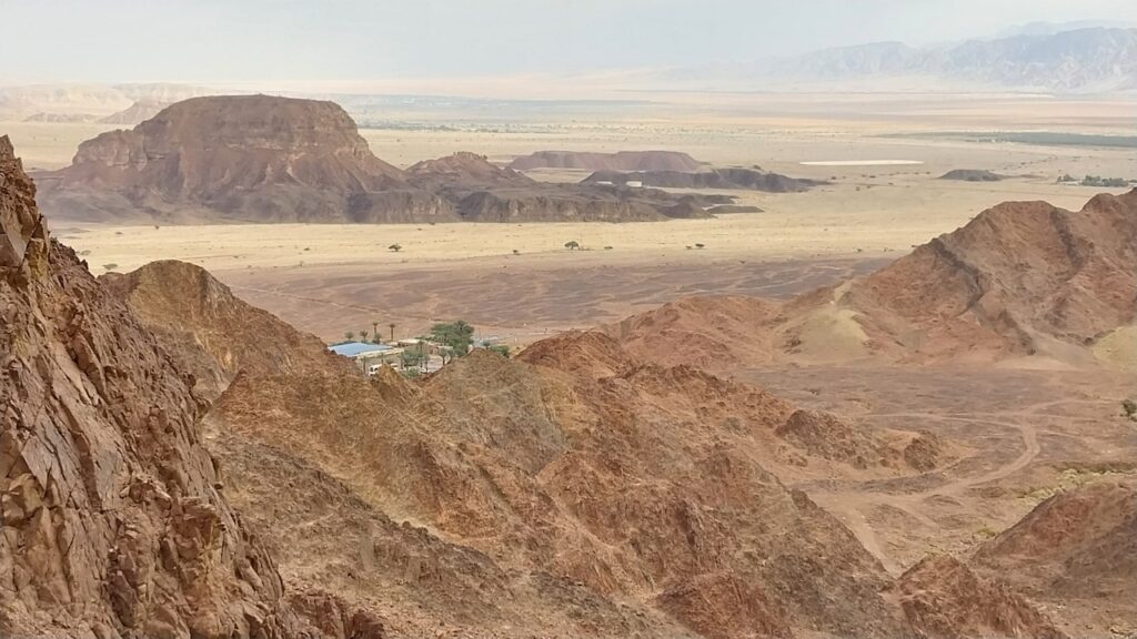 נוף הירידה מהר גרניט אל מרכז המבקרים בפארק תמנע 