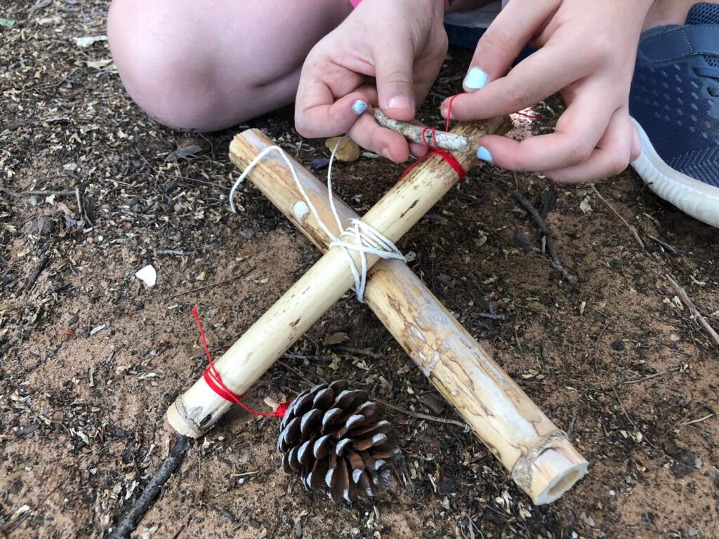 תקריב על ידיים בפעילות קשירה בטבע