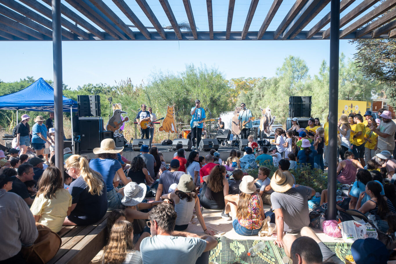 הופעה של אגדה חיה בהשקת שירת הזמיר באירוע מתחברים לטבע בפארק הצפרות מעגן מיכאל עם קהל שצופה