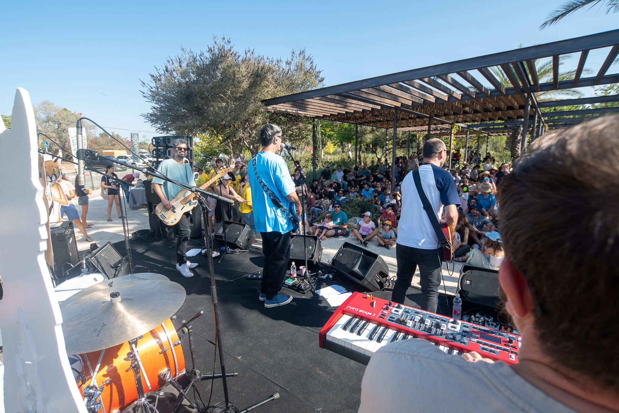 צילום מהבמה אל מול הקהל של השקת שירת הזמיר עם אגדה חיה בפארק הצפרות מעגן מיכאל