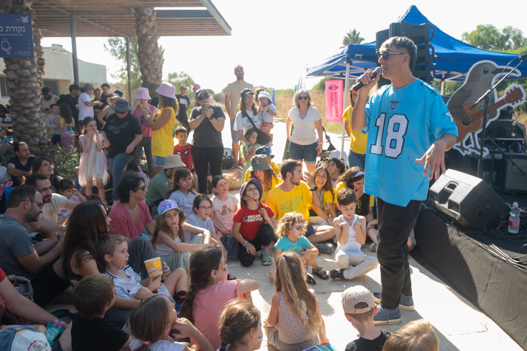 שחר בהופעת השקה לשירת הזמיר ליד הילדים 