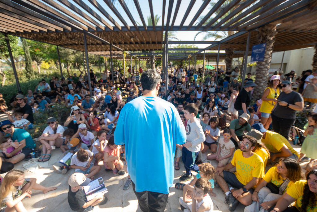 צילום מהגב של שחר מהבמה לעבר הקהל 