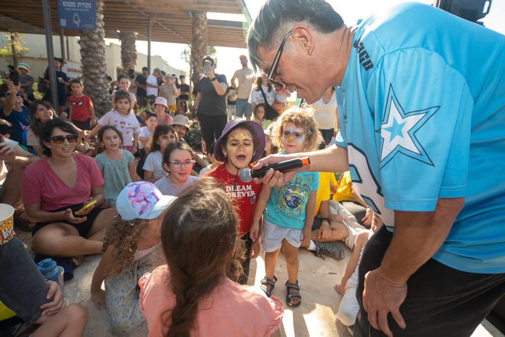 שחר שר עם הילדים בקהל 