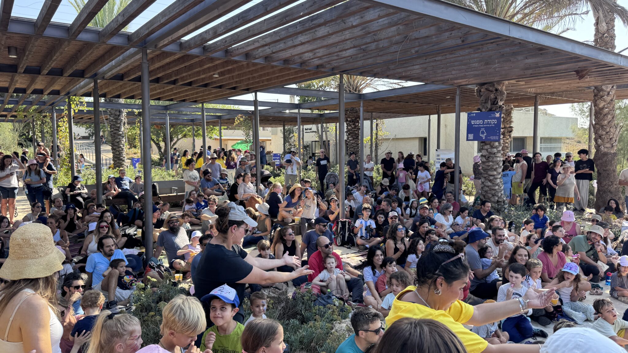 קהל באירוע מתחברים לטבע במעגן מיכאל